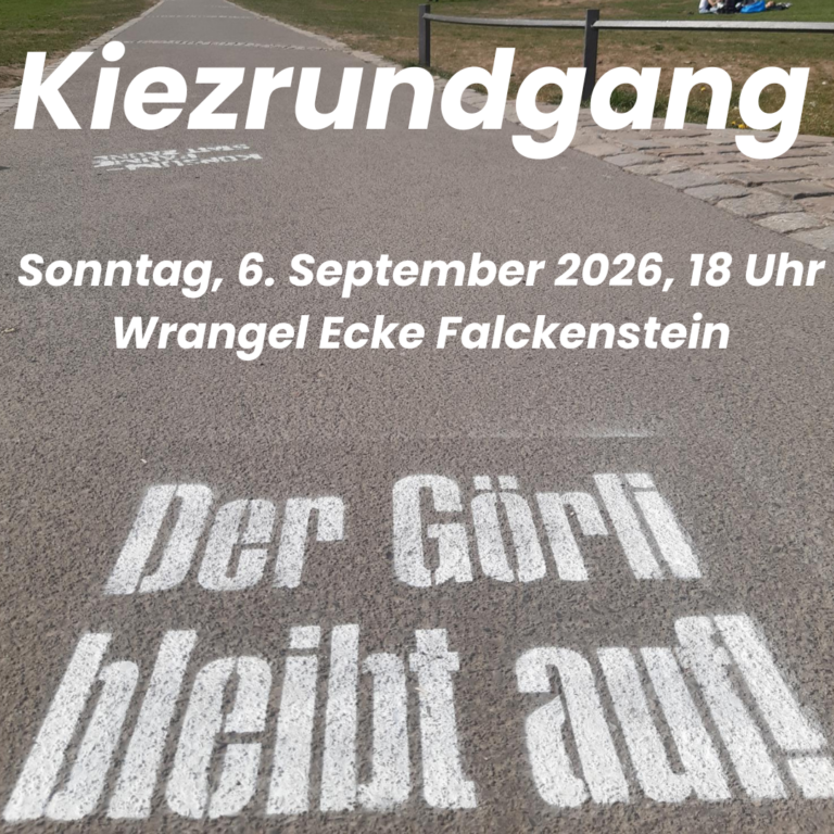 Sprühschablone 'Der Görli bleibt auf!' auf einem Weg im Park, Ankündigung Kiezrundgang So. 6.9.2026, 18 Uhr, Wrangel Ecke Falckenstein