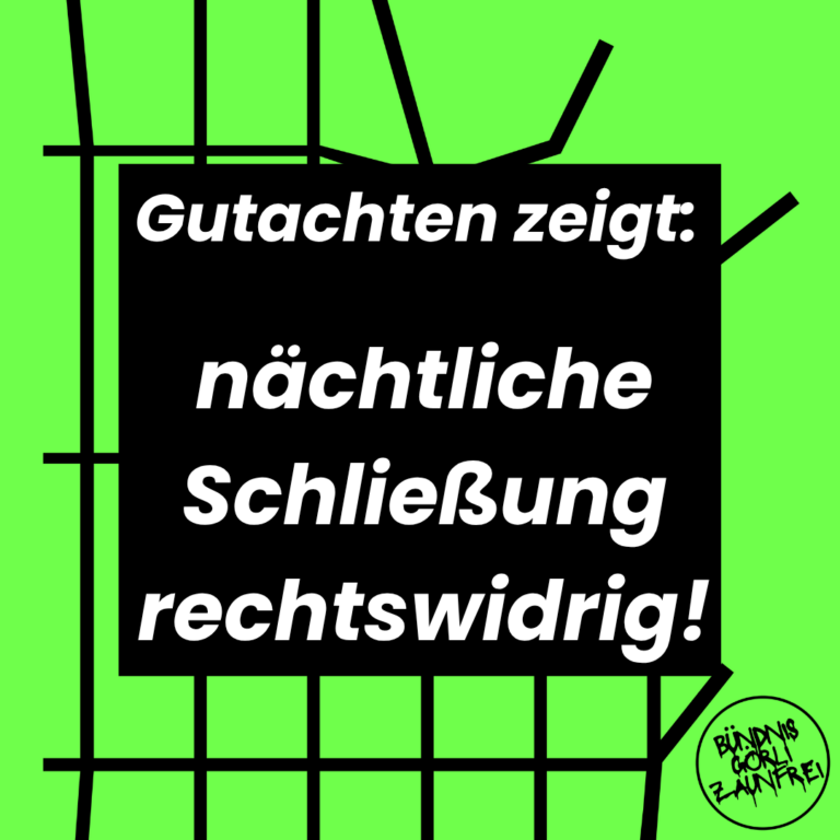 Plakat auf grünem Grund vor Zaun-Grafik: „Gutachten zeigt: nächtliche Schließung rechtswidrig!“ Logo Bündnis Görli Zaunfrei.