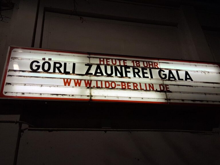 Beleuchtete Kino-Reklametafel: „Görli Zaunfrei Gala, heute 18 Uhr, www.lido-berlin.de“.