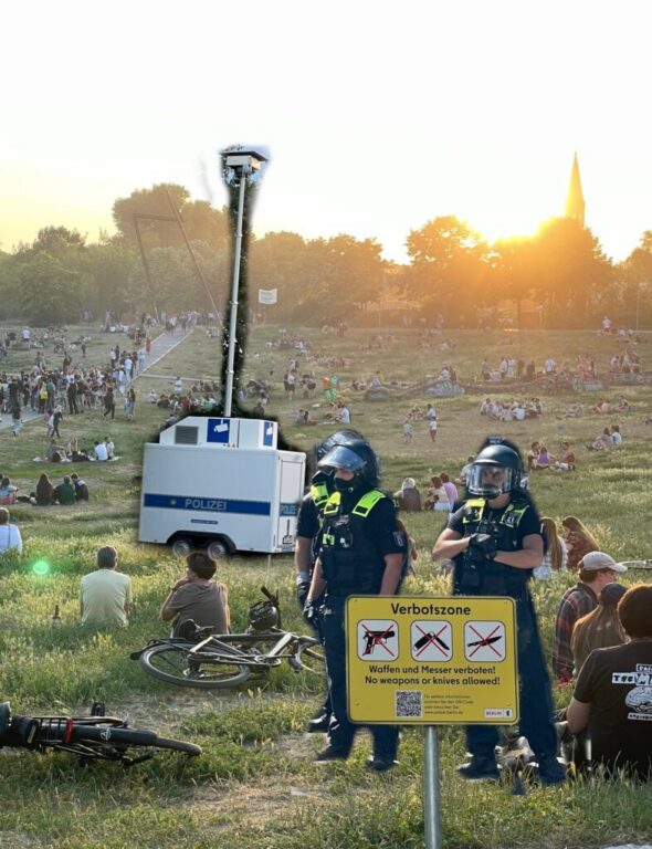 Unscharfe Nachtaufnahme im Görlitzer Park: eine vermummte Person geht mit einem Hund über einen Weg, im Hintergrund eine Bank und rotes Licht.