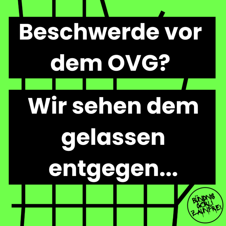 Grafik auf grünem Zaunmotiv: „Beschwerde vor dem OVG? Wir sehen dem gelassen entgegen …“