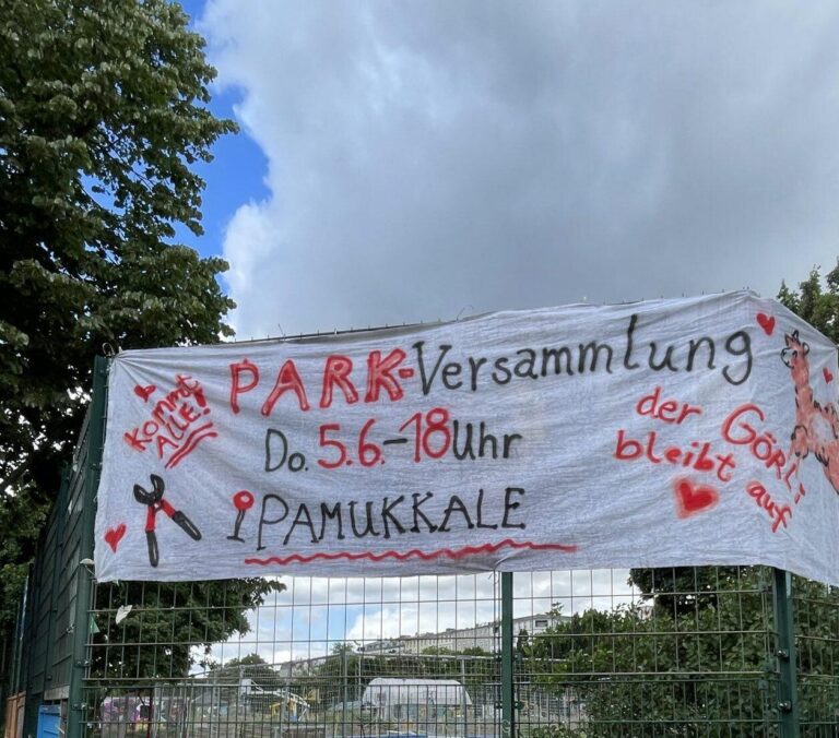 Banner „Park-Versammlung, Do. 5.6., 18 Uhr, Pamukkale“ mit Fuchs-Zeichnung und dem Slogan „Der Görli bleibt auf“